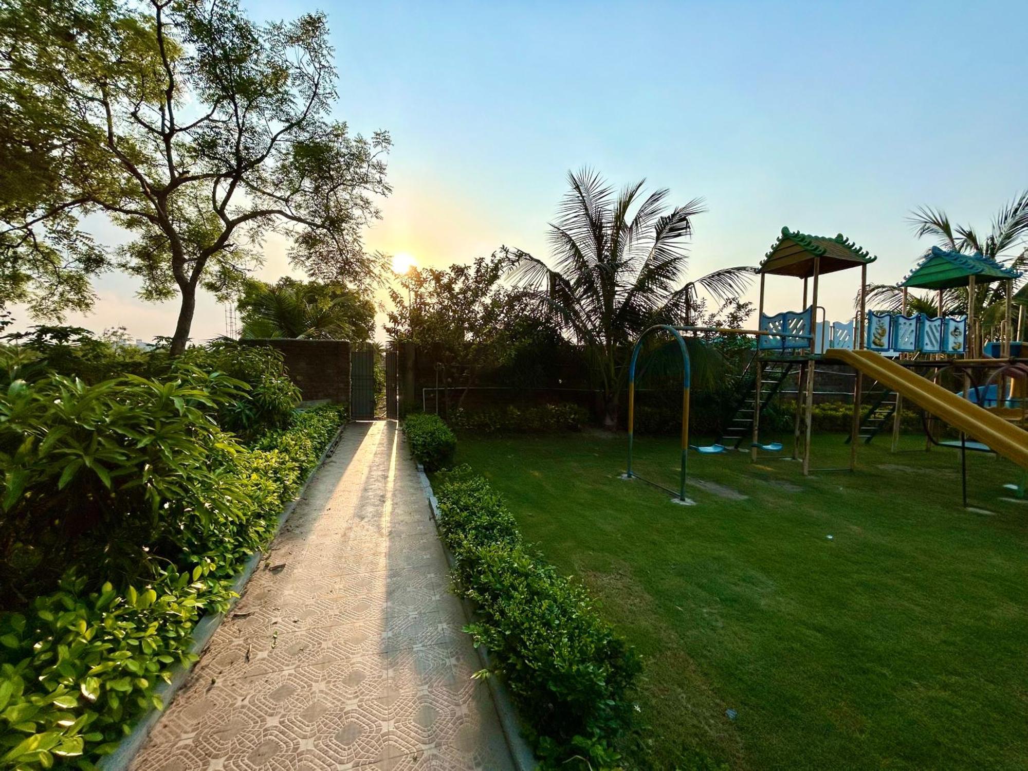 Palli Bangla Resort, Near Ruby Hospital, Anandapur Kolkata Exterior photo